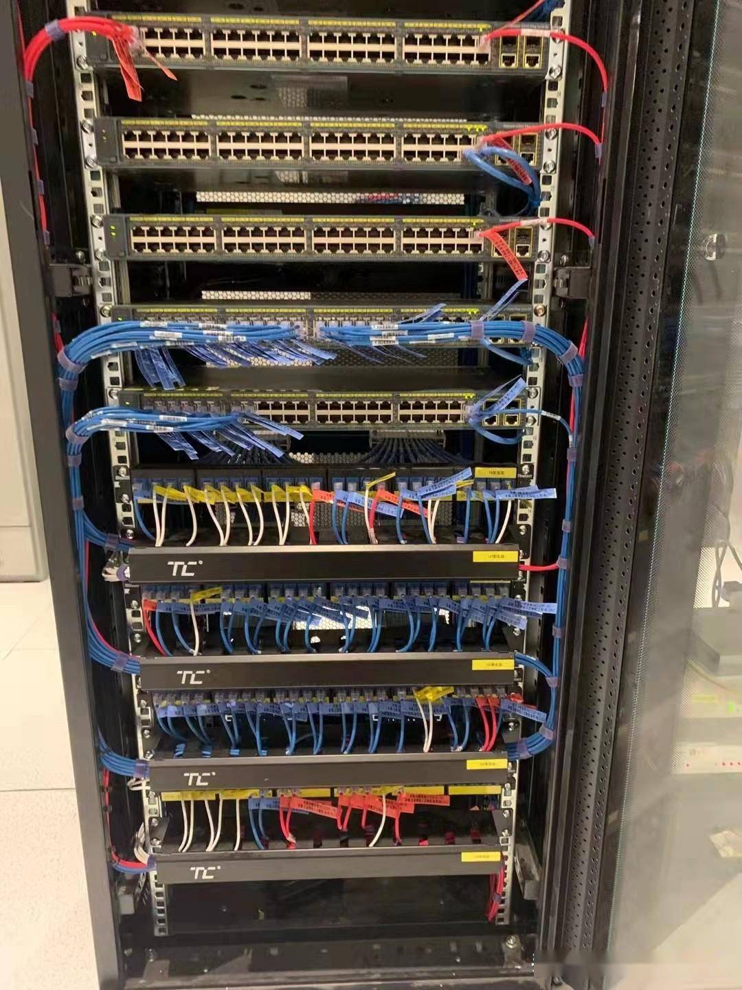 弱電工程網(wǎng)絡(luò)機(jī)柜理線(xiàn)方法與施工流程詳解